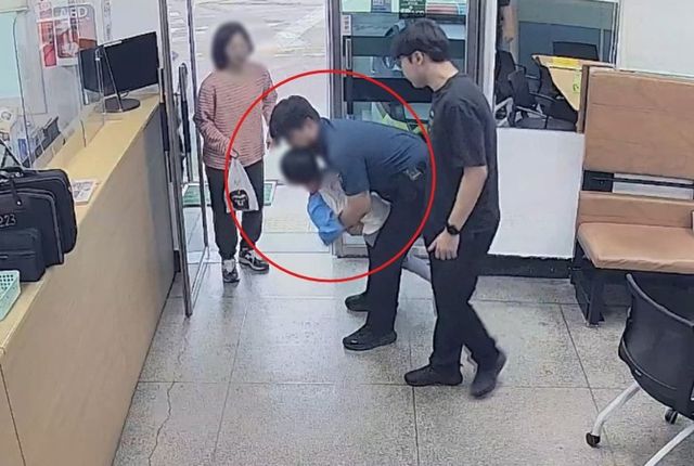 하임리히법 하는 춘천경찰