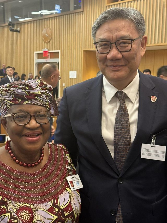 응고지 오콘조이웨알라 WTO 사무총장과 리창 중국 국무원 총리(오른쪽)