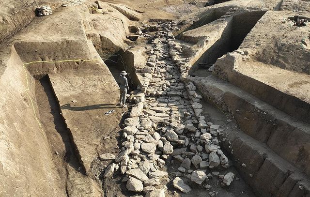 성벽 안과 밖 잇는 배수 시설…아라가야 왕궁 추정지서 첫 확인