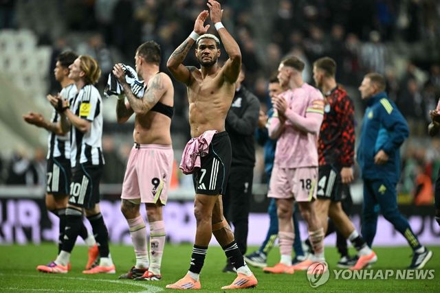 승리를 기뻐하는 뉴캐슬 선수들