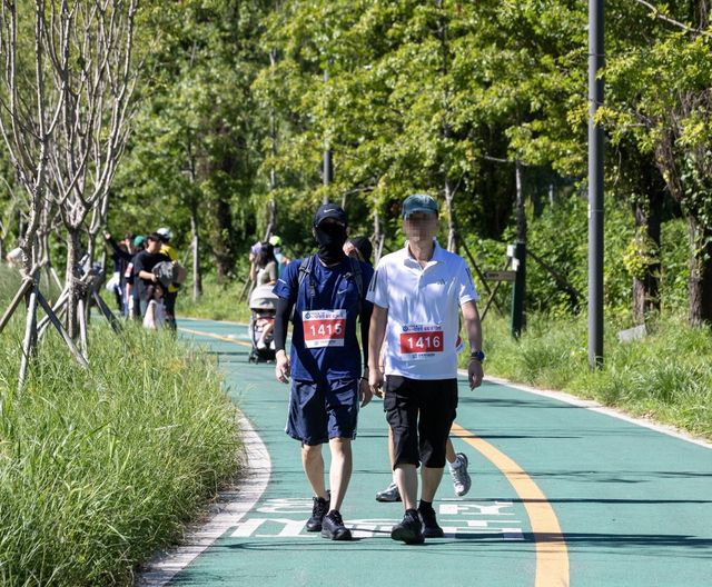 2024년 안양천 힐링 걷기대회 참가한 구민들