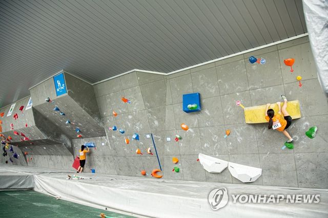 산악영화제 무대서 열린 클라이밍대회