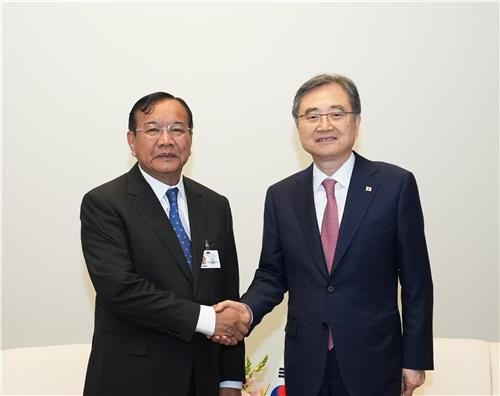 조현(오른쪽) 장관과 쁘락 소콘 장관