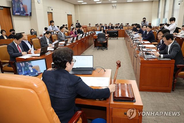 안건 상정하는 임이자 기재위원장