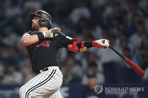 홈런 때리고 타구 방향 바라보는 LG의 오스틴 