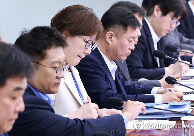 수석·보좌관 회의 참석하는 김현지 총무비서관