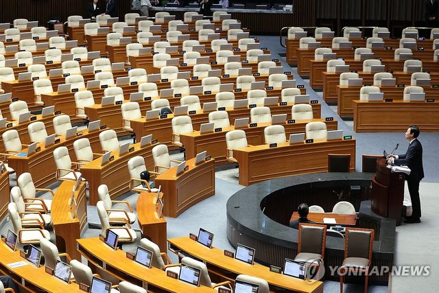 정부조직법 수정안 필리버스터 돌입...텅빈 의원석