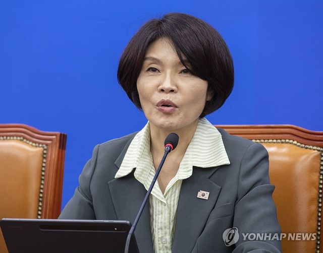 정책조정회의에서 발언하는 한정애 정책위의장