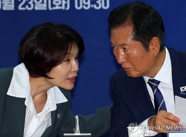 대화하는 정청래·한정애