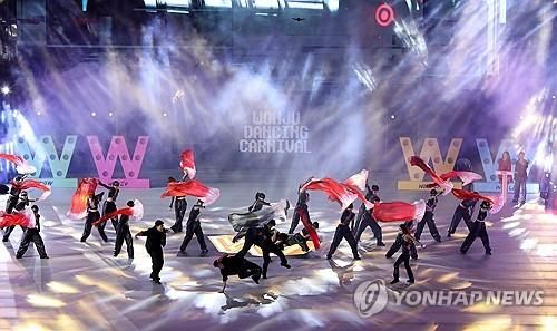 2024 원주댄싱카니발 개막…화려한 군무
