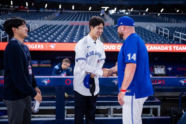 존 슈나이더(오른쪽) 토론토 감독과 인사하는 문서준