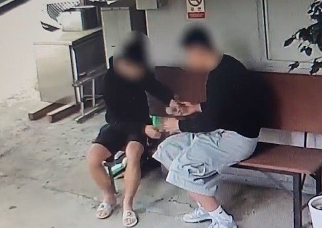 범행 후 훔친 돈을 나누는 A군과 B군