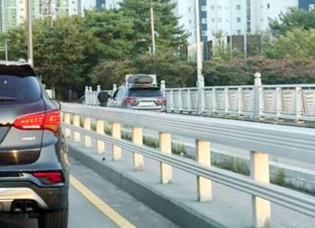 첨단대교 인도 달리는 SUV