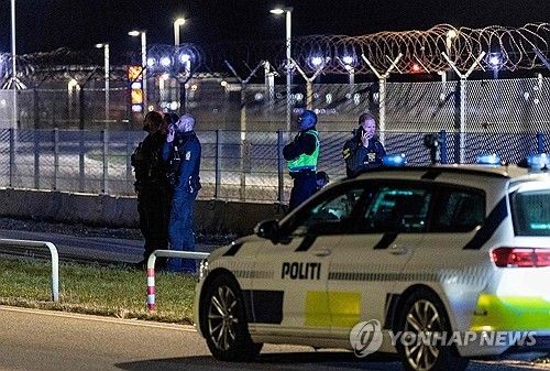 지난 22일 코펜하겐 공항에서 드론 출몰 사건을 조사중인 덴마크 경찰 [AFP 연합뉴스. 재판매 및 DB 금지]