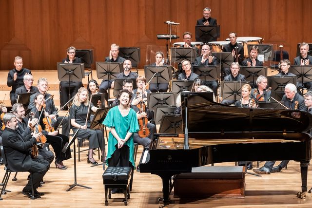 연주를 마치고 관객에 인사하는 백혜선