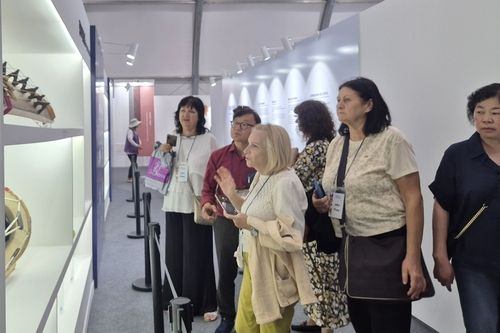 전시관 둘러보는 불가리아 기자들