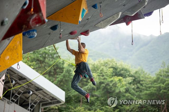 산악영화제 무대서 열린 클라이밍대회