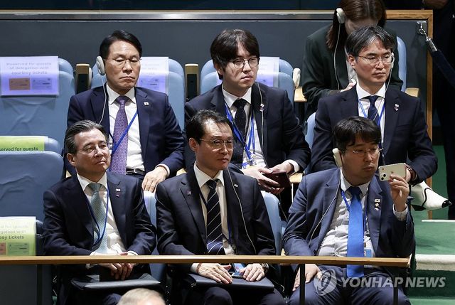 이 대통령 기조연설 듣는 참모진