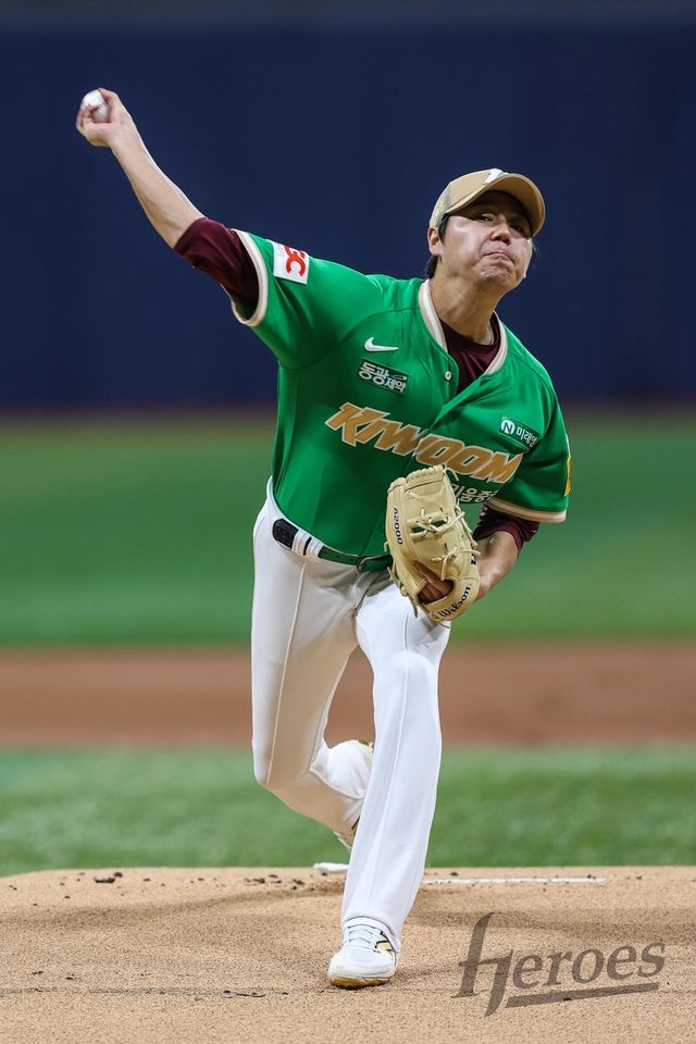 하영민의 힘찬 투구