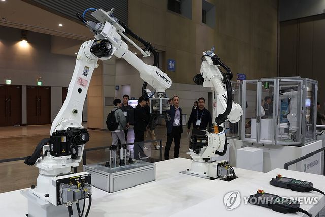 로보월드 2023 참가한 산업용 협동 로봇