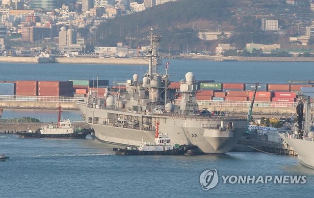 미 7함대 지휘함 부산 입항