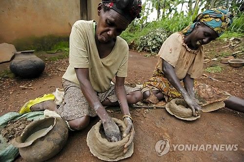 르완다에서 도자기를 만드는 트와족