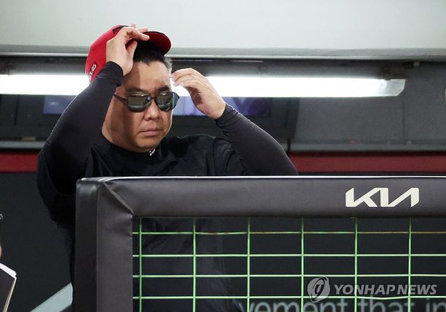 경기 지켜보는 이범호 감독