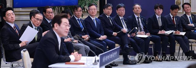 이재명 대통령 발언 듣는 참모진