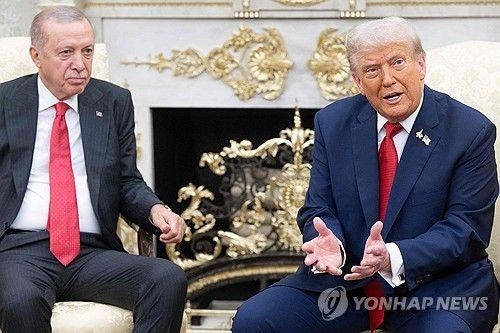 튀르키예 대통령과 정상회담에서 언론과 문답하는 트럼프
