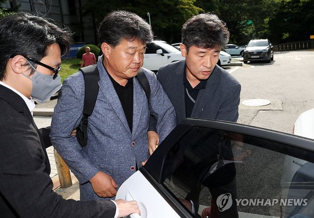 법원 나서는 박창욱 경북도의원