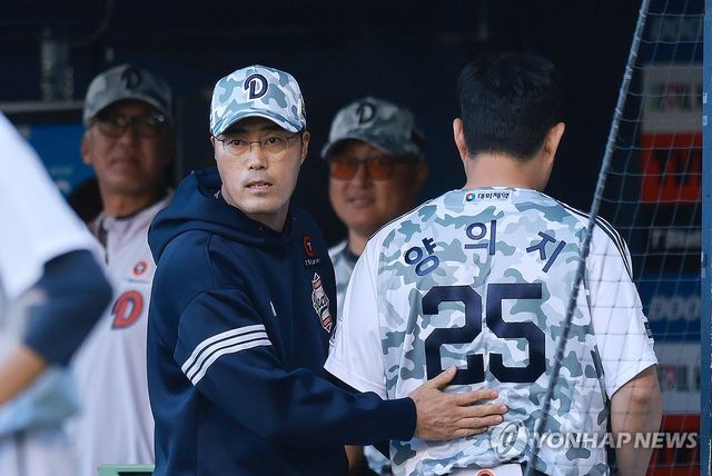 양의지 격려하는 두산 조성환 감독대행