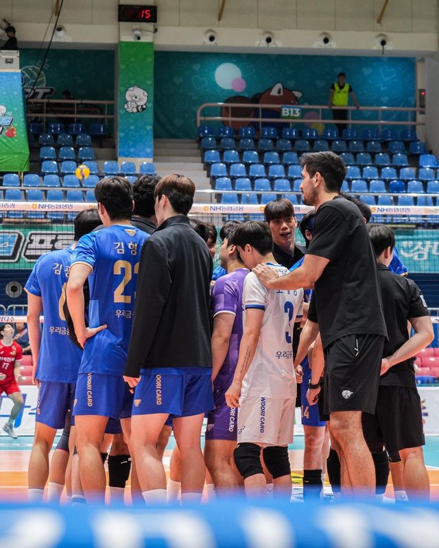 훈련 준비하는 우리카드 선수들