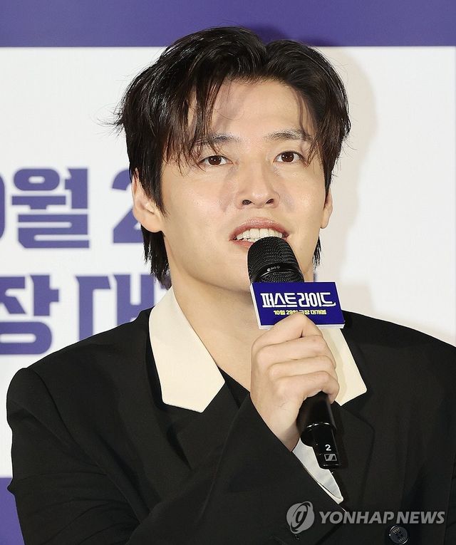 인사말하는 강하늘
