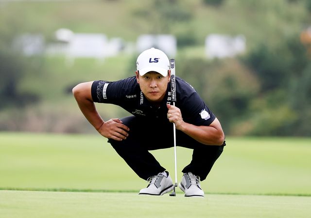 그린을 살피는 전가람.