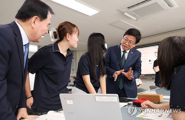 수업 참관하는 최교진 부총리
