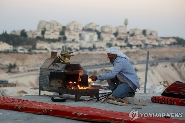지난 9월 17일(현지시간) 요르단강 서안의 이스라엘 정착촌 앞에서 커피를 끓이는 팔레스타인 베두인족 남성