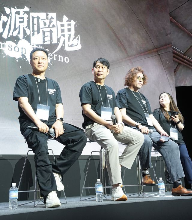 인터뷰하는 '도원암귀: 크림슨 인페르노' 제작진