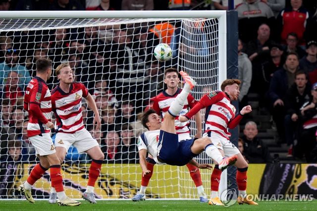 득점을 터트리는 토트넘의 주앙 팔리냐