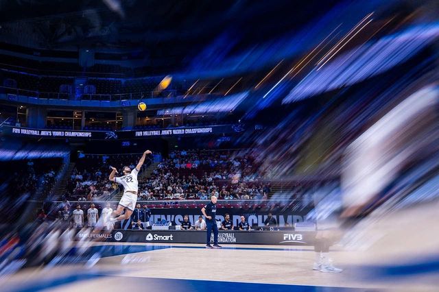 체코와 8강에서 서브 넣는 이란 대표팀의 알리(22번)