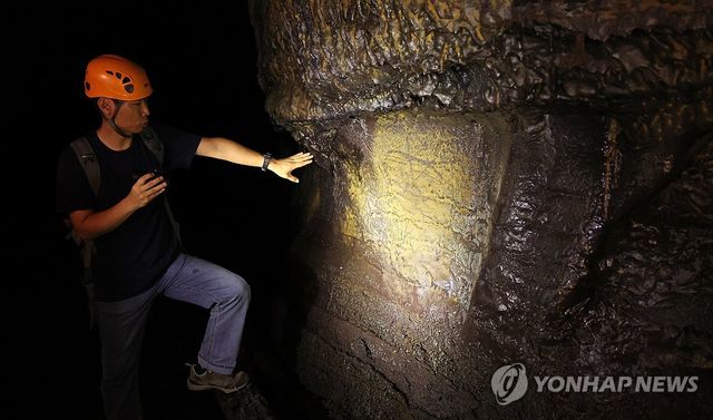 제주 용천동굴 안의 사람 흔적
