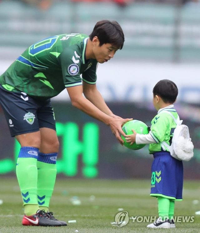 시축 준비하는 이동국 아들