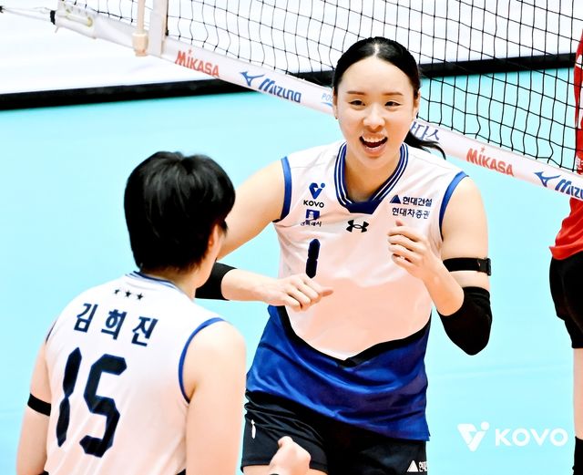 밝게 웃는 이예림