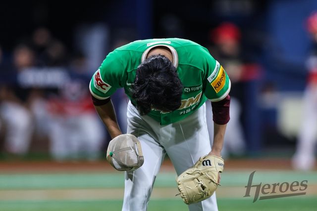 시즌 마지막 등판을 마치고 팬들에게 모자를 벗어 인사한 키움 하영민