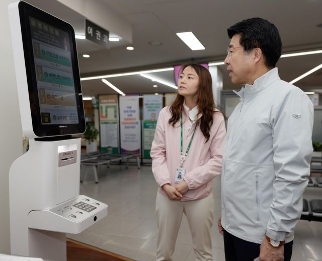 여권과를 둘러보는 서강석 구청장