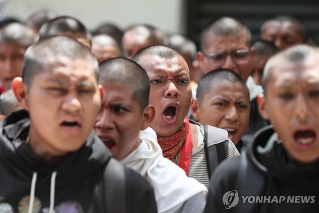 24일(현지시간) 진행된 멕시코 아요치나파 교대생 43명 실종 사건 항의 시위