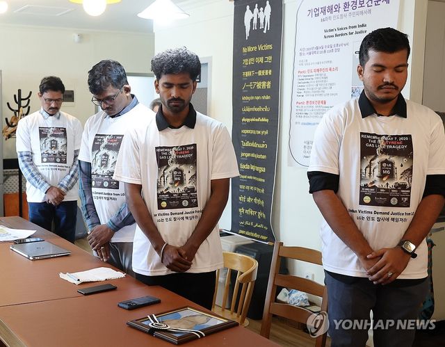 묵념하는 LG폴리머스 가스누출 피해자