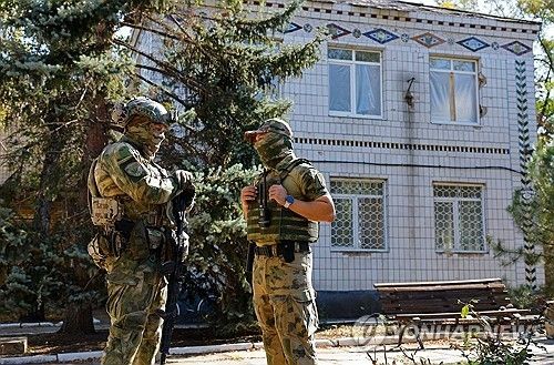 러시아가 통제하는 우크라이나 도네츠크주 쿠라크호베 마을의 러시아군