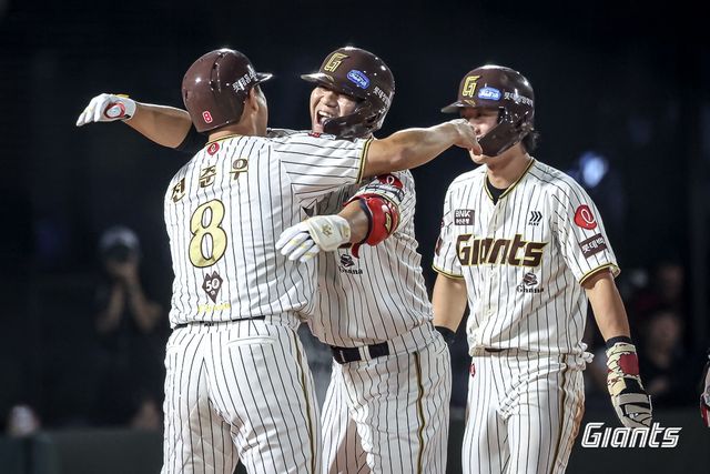 역전 만루홈런을 날린 김민성(가운데)