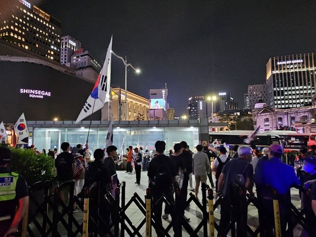 서울 중앙우체국 앞 반중 시위 벌이는 시위대