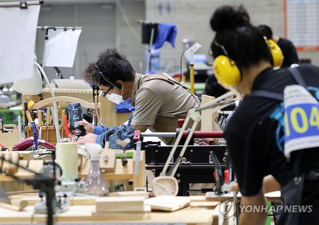 헤드폰 끼고 집중